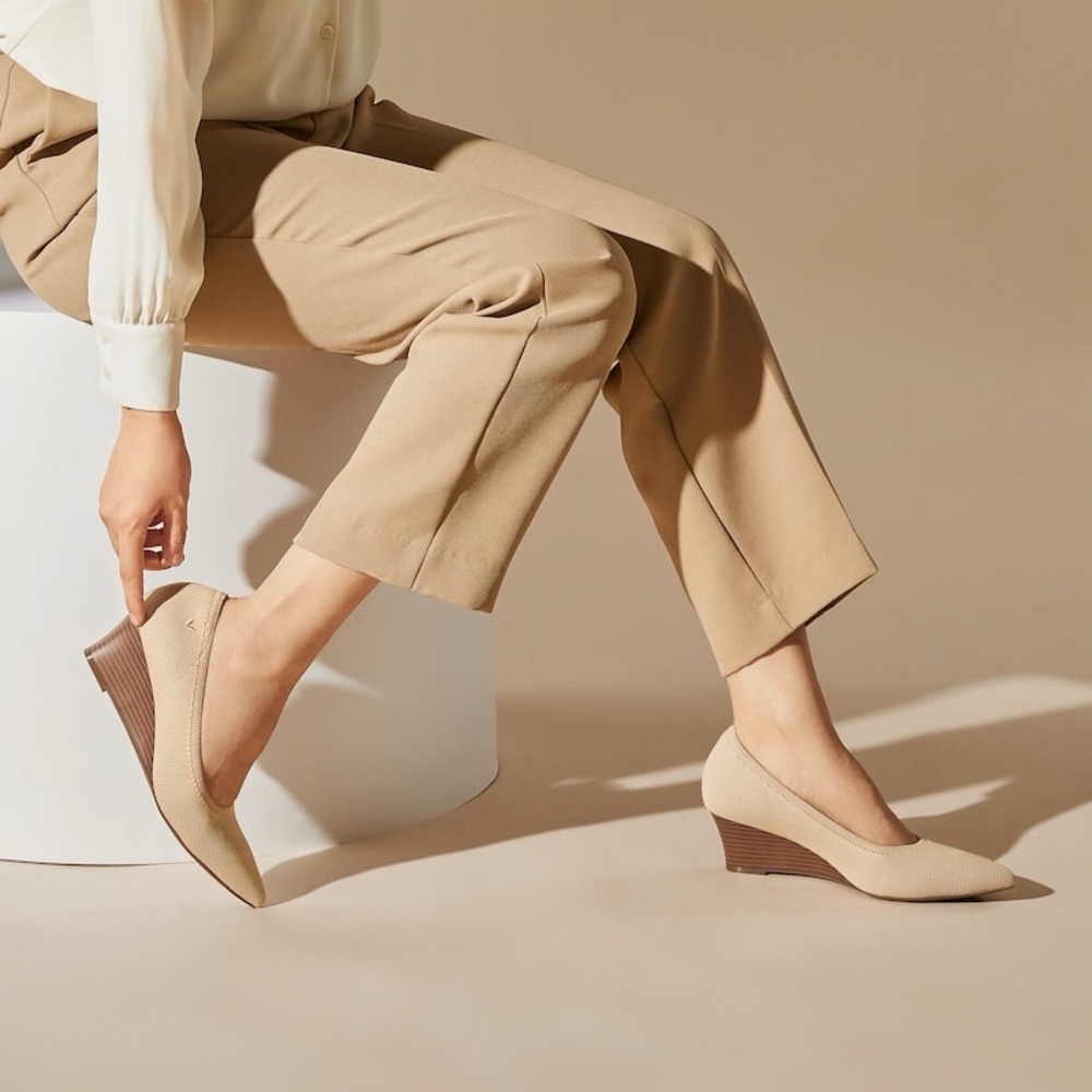Vivaia Elegant Beige Tan Aria Wedge shoes pumps sz 8 or 39